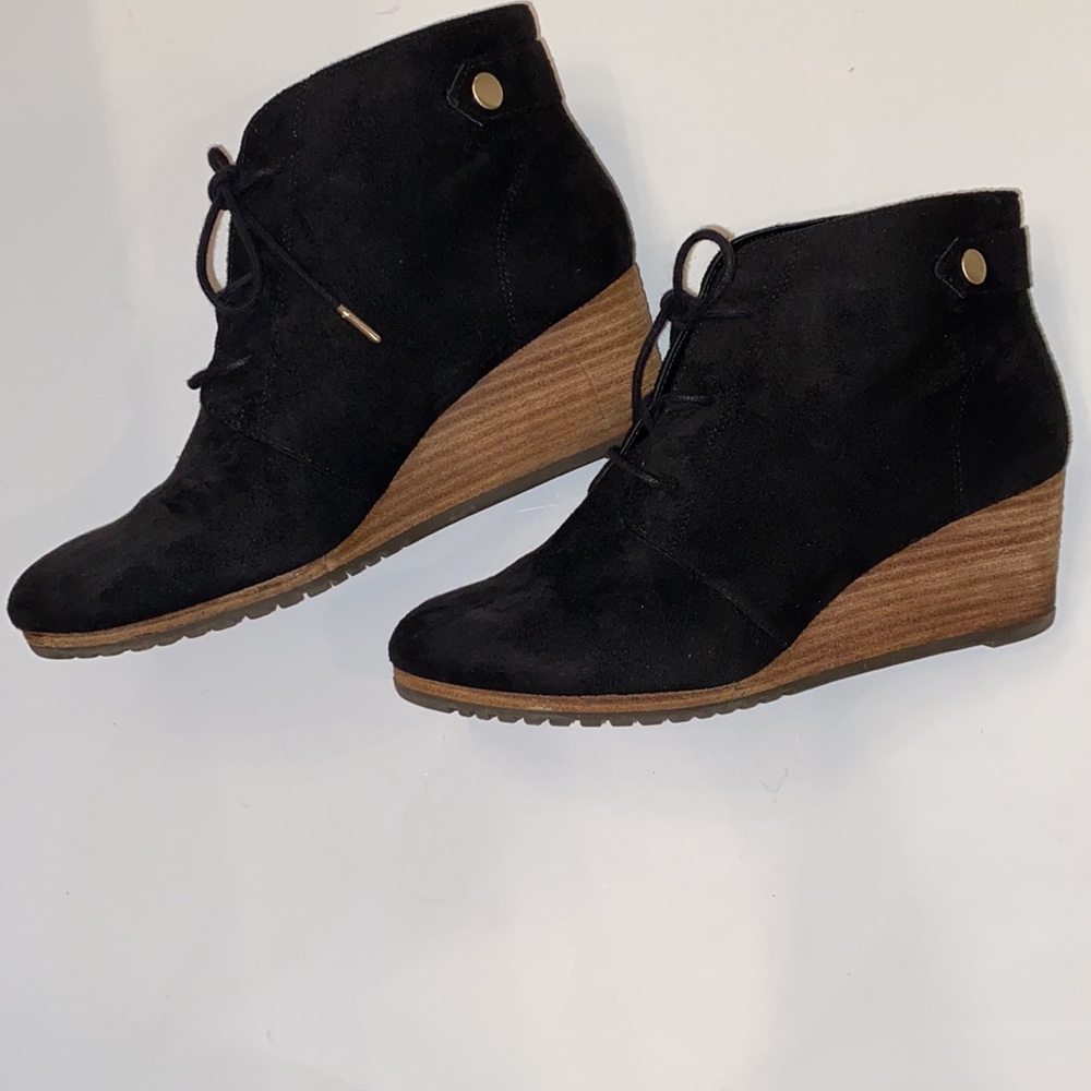 DR SCHOLL’S CONQUER Energized Black Microfiber Ankle Boot with Microfiber foam